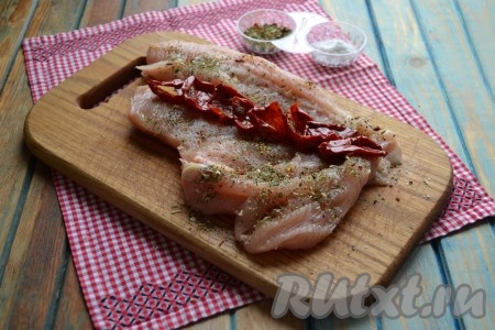 В центр рядочком выложить вяленые помидоры (или другую начинку).
