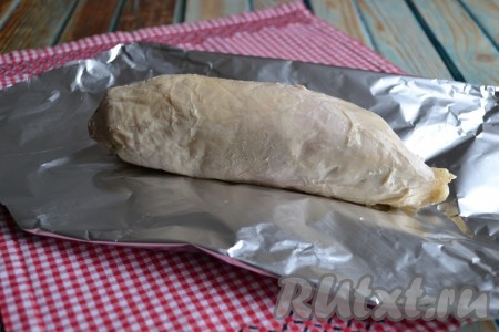 Достать куриный рулет из духовки и, не снимая фольгу, оставить до полного остывания.
