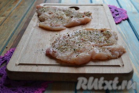 Каждый кусочек мяса посолить и приправить специями. 