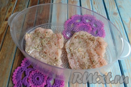 Поддоны пароварки смазать растительным маслом и выложить куриное филе. 