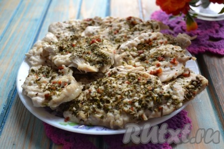 Выложить нежное и сочное куриное филе, приготовленное в пароварке, на блюдо и подать на стол в горячем виде. Прекрасно сочетается с кашами и овощными салатами.
