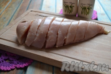 Куриное филе вымыть и нарезать кусочками шириной 1 см.
