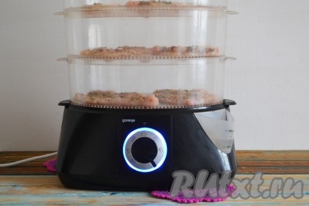 Поддоны с куриным филе выстроить в пароварке.
