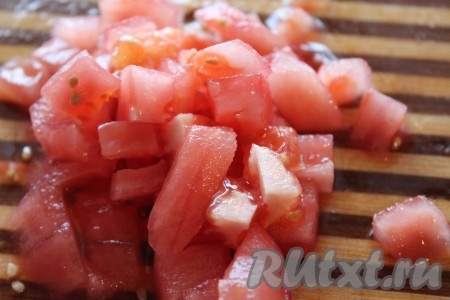 Помидор вымыть, нарезать кубиками. При желании, снять кожицу, для этого необходимо на помидоре сделать крестообразный надрез, стараясь не повредить мякоть, затем поместить в емкость с кипятком на 30 секунд, аккуратно вынуть и положить в емкость с ледяной водой до полного охлаждения, кожица легко снимется при помощи ножа или вилки.