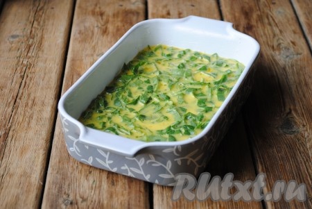 Форму для запекания смазать сливочным маслом и вылить в неё получившуюся смесь.&nbsp;
