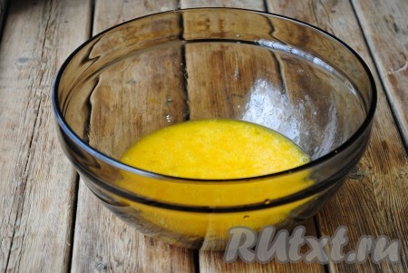 К яйцам добавить щепотку соли и хорошо взбить с помощью венчика до однородной массы.&nbsp;
