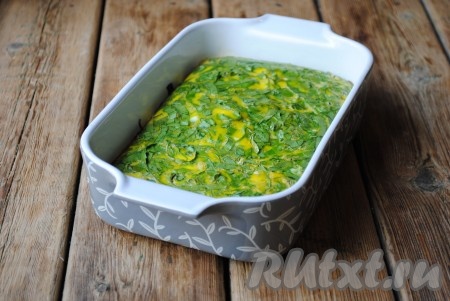 Отправить форму в разогретую до 180 градусов духовку на 30-40 минут. Время запекания будет зависеть от Вашей духовки. Готовый омлет со шпинатом должен стать упругим, а на его поверхности не должно быть мокрых участков.
