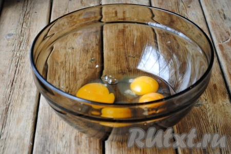 Яйца вбить в миску. 