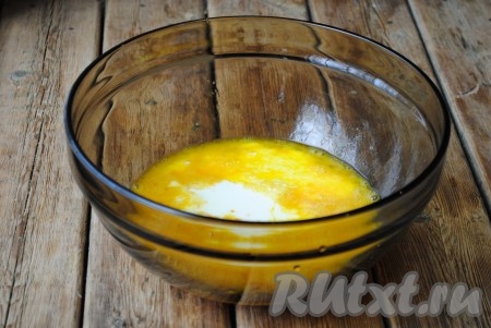 Добавить к яйцам молоко. 