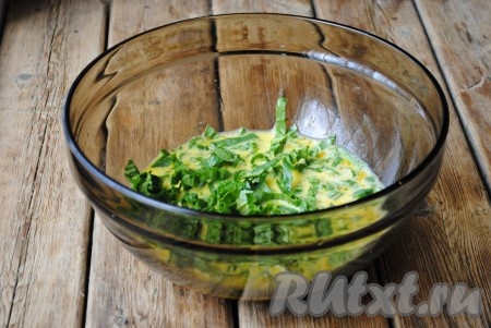 Шпинат вымыть, обсушить и нарезать тонкими полосками. Шпинат добавить в яично-молочную смесь.&nbsp;
