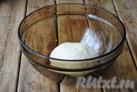 Замесить тесто. Месить нужно около 10 минут. Тесто получается очень податливым и эластичным. Замотать тесто для штруделя в пищевую плёнку и оставить на 30-40 минут при комнатной температуре.&nbsp;
