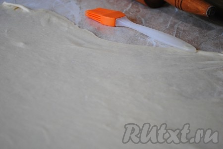 Отдохнувшее тесто раскатать в очень тонкий пласт. Поверхность, на которой будете раскатывать&nbsp;тесто, надо притрусить немного мукой.&nbsp;
