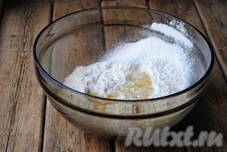 В отдельной ёмкости соединить воду, растительное масло и соль, перемешать и влить в муку.&nbsp;
