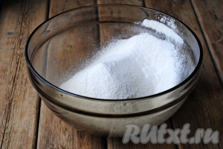 В миску просеять муку. 