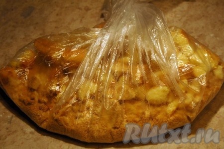 Упаковать печенье в полиэтиленовый пакет и разбить его чем-то тяжелым до состояния крошки.