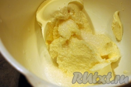 Для приготовления крема сначала надо взбить маскарпоне с половиной сахара.