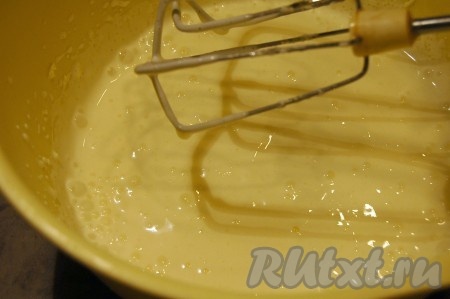 Отдельно взбить сметану с другой половиной сахара.