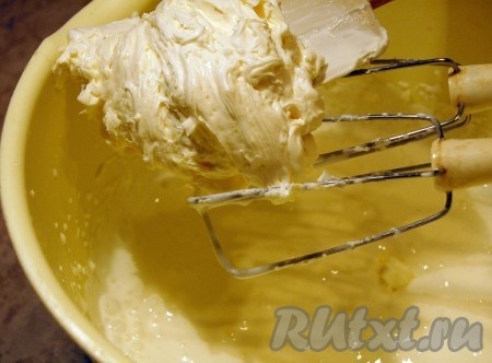 К взбитой сметане постепенно добавить взбитый маскарпоне и получится крем.