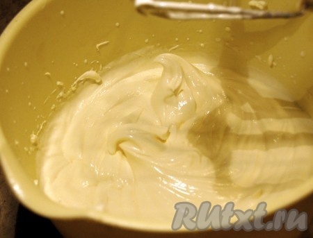 К взбитой сметане постепенно добавить взбитый маскарпоне и получится крем.