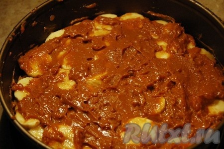 Поверх бананового слоя разместить вареную сгущенку.