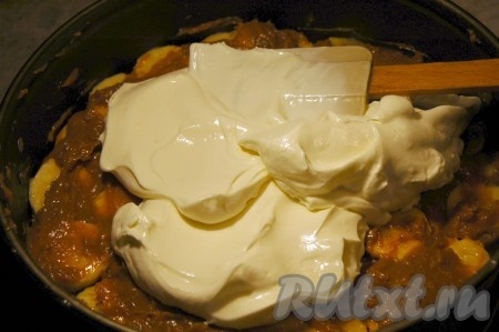 Полученным кремом смазать верх торта.