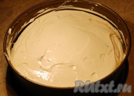 Смазанный кремом банановый торт вынести на холод.