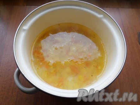 Влить в кастрюлю кипящую воду и поставить на огонь, довести до кипения, уменьшить огонь. Посолить по вкусу и варить овощи с рисом 15 минут на слабом огне.
