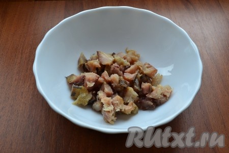 Нарезать филе скумбрии небольшими кусочками.
