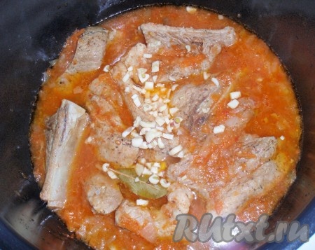 За 10 минут до окончания готовки добавить лавровый лист и измельченный чеснок.
