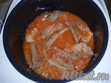 Примерно через 30 минут добавить томатный соус, досолить, если нужно. Я использовала домашний томатный соус, можно заменить томатной пастой. Продолжить тушение.
