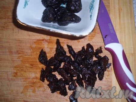 Чернослив вымыть, обсушить, если нужно - освободить от косточек. Нарезать полосками.
