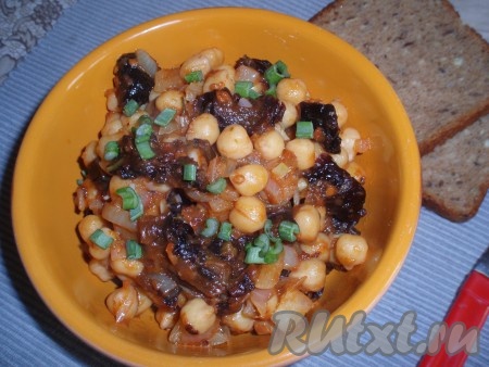 Нут в томатном соусе с черносливом готов. Блюду дать настояться. Затем посыпать измельченной зеленью и подать как самостоятельное блюдо или в качестве гарнира.

