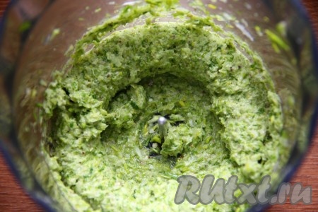 Добавить соль и перец по вкусу, перемешать.