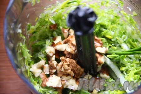 Добавить орехи, растительное масло и натёртый сыр к черемше, всё пробить до однородного состояния.
