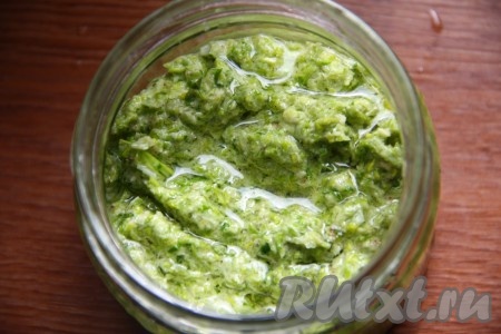 Очень вкусный соус из черемши готов. Его сразу можно намазать на хлеб, добавить в другие блюда. А можно выложить в баночку, налить сверху немного растительного масла, закрыть крышкой.
