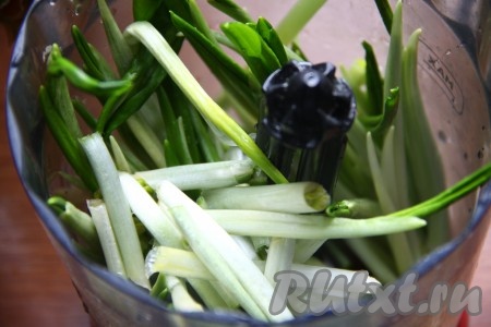 Измельчить черемшу в блендере или на мясорубке.