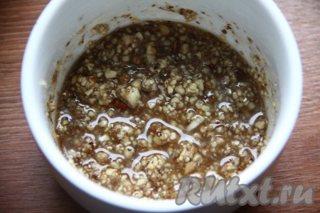 Перемешать и ореховая заправка для салата готова.