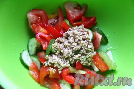 Помидоры, болгарский перец и огурцы нарезать в миску произвольным образом. В этот салат еще замечательно впишется редиска. Добавить к нарезанным овощам ореховую заправку и перемешать.
