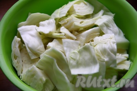 Белокочанную капусту нарезать крупными кубиками.
