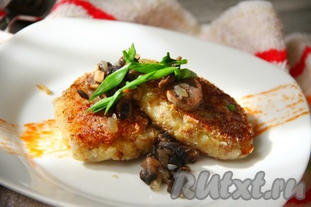 Наши вкусные постные котлеты из гречки и картофеля готовы. Подать их можно сразу к столу в качестве самостоятельного блюда, можно дополнить грибами, обжаренными с луком, или грибным соусом. Для приготовления грибного соуса нужно соединить 100 грамм нарезанных маринованных грибов, растительное масле и измельченный чеснок. Блюдо получается и вкусным, и сытным.
