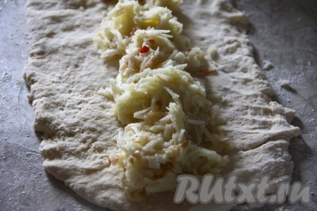 Песочное тесто раскатываем в прямоугольник размером, примерно, 40 на 25 сантиметров. На середину теста выкладываем яблоки.