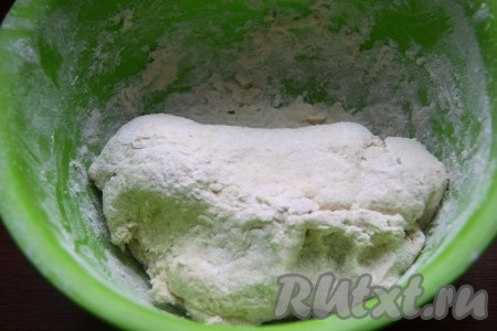 Добавим сахар, разрыхлитель и муку. Замесим мягкое и эластичное песочное тесто. Отправим его в холодильник на 20 минут.