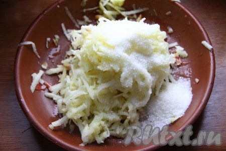 Для приготовления начинки натрем очищенные яблоки на терке, взбрызнем лимонным соком и добавим сахар, перемешаем и оставим на 20 минут в покое. По истечении времени, отожмём яблоки от лишней жидкости.
