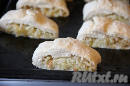 Выкладываем порционные кусочки на противень, смазанный маслом или застеленный бумагой для выпечки.
