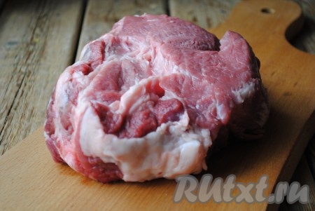 Свинину вымыть, обсушить. 
