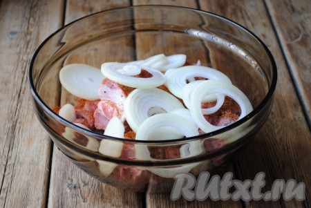 Лук очистить, нарезать кольцами и отправить в миску с мясом. Перемешать и пожать лук руками, чтобы он пустил сок.&nbsp;
