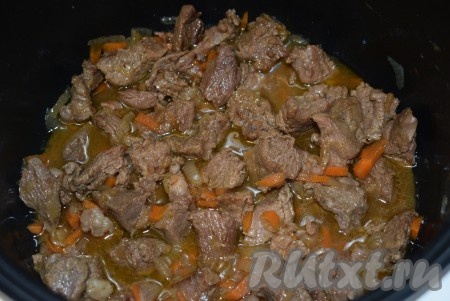 Закрываем крышку и тушим 1 час, не открывая мультиварку. Затем открываем крышку, солим, перчим мясо и, если потребуется, то добавляем еще воду.
