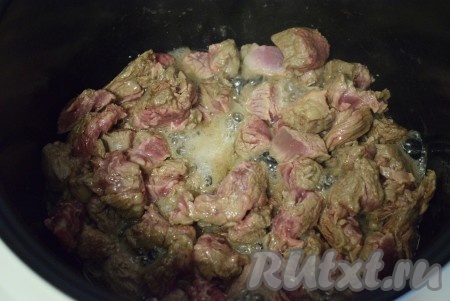 Нарезаем очищенную от пленочек и сухожилий говядину на средние, примерно, равные кусочки. Включаем мультиварку на режим "Жарка", выбираем вид продукта "Мясо" - в моей мультиварке Редмонд М4502 этот режим занимает по времени 40 минут, но всего этого времени нам не потребуется.

Кладем в чашу мультиварки сливочное масло, вливаем растительное масло и, с момента когда мультиварка начнет отсчитывать время, кладем говядину и начинаем жарить мясо.