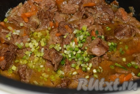 Ставим еще раз на программу "Тушение" (еще на 1 час), если мясо молодое - телятина, то вполне возможно, что и за 1 час оно у Вас прекрасно приготовится. Тушим еще 1 час и выключаем мультиварку. Кладем в мясо пропущенный через пресс чеснок или мелко нарезанную черемшу, так как сейчас как раз сезон черемши.
