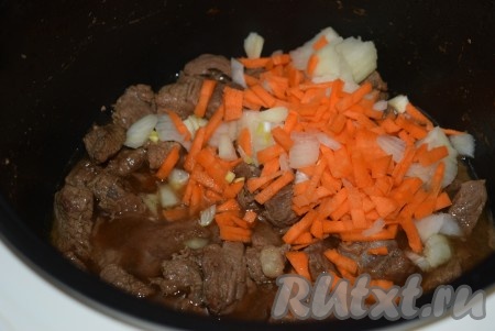 Затем закрываем крышку и даем потомиться еще минут 10-15, когда вся жидкость в чаше выпарится, отключаем режим "Жарка" и включаем режим "Тушение" (на 1 час). Заливаем говядину кипяченой водой и, после закипания воды, кладем овощи - лук и морковь, нарезанные на кусочки среднего размера.
